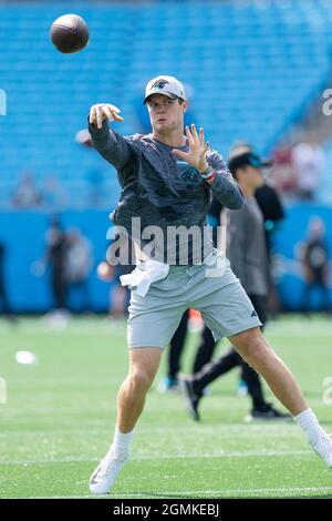 Charlotte, NC, Stati Uniti. 19 Settembre 2021. Carolina Panthers quarterback Sam Darnold (14) si riscalda prima della partita NFL al Bank of America Stadium di Charlotte, NC. (Scott Kinser/Cal Sport Media). Credit: csm/Alamy Live News Foto Stock