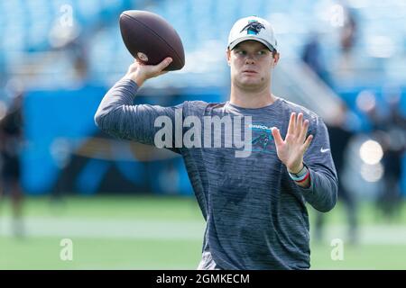 Charlotte, NC, Stati Uniti. 19 Settembre 2021. Carolina Panthers quarterback Sam Darnold (14) si riscalda prima della partita NFL al Bank of America Stadium di Charlotte, NC. (Scott Kinser/Cal Sport Media). Credit: csm/Alamy Live News Foto Stock