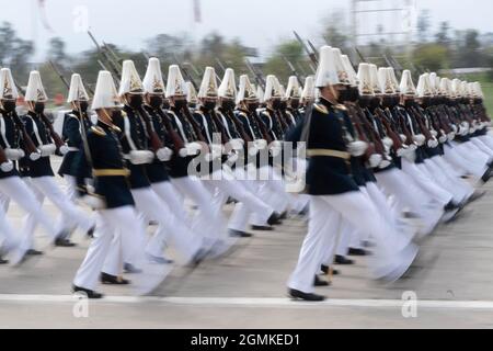 Santiago, Metropolitana, Cile. 19 Settembre 2021. Membri dell'esercito durante la tradizionale parata militare come parte delle celebrazioni della giornata dell'indipendenza il 19 settembre 2021 a Santiago, Cile. Quest'anno la parata militarista è stata celebrata con il 30% del personale presente in anni pre-pandemici. Circa 6,500 membri dell'esercito, della Marina, dell'Aeronautica, dei Carabineros e del PDI hanno parato. (Credit Image: © Matias Basualdo/ZUMA Press Wire) Foto Stock