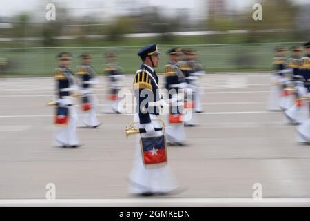 Santiago, Metropolitana, Cile. 19 Settembre 2021. Membri dell'esercito durante la tradizionale parata militare come parte delle celebrazioni della giornata dell'indipendenza il 19 settembre 2021 a Santiago, Cile. Quest'anno la parata militarista è stata celebrata con il 30% del personale presente in anni pre-pandemici. Circa 6,500 membri dell'esercito, della Marina, dell'Aeronautica, dei Carabineros e del PDI hanno parato. (Credit Image: © Matias Basualdo/ZUMA Press Wire) Foto Stock