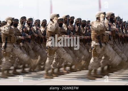 Santiago, Metropolitana, Cile. 19 Settembre 2021. Membri dell'esercito durante la tradizionale parata militare come parte delle celebrazioni della giornata dell'indipendenza il 19 settembre 2021 a Santiago, Cile. Quest'anno la parata militarista è stata celebrata con il 30% del personale presente in anni pre-pandemici. Circa 6,500 membri dell'esercito, della Marina, dell'Aeronautica, dei Carabineros e del PDI hanno parato. (Credit Image: © Matias Basualdo/ZUMA Press Wire) Foto Stock