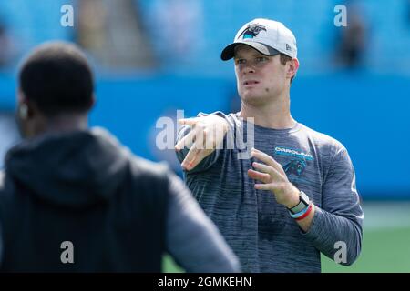 Charlotte, NC, Stati Uniti. 19 Settembre 2021. Carolina Panthers quarterback Sam Darnold (14) si riscalda prima della partita NFL al Bank of America Stadium di Charlotte, NC. (Scott Kinser/Cal Sport Media). Credit: csm/Alamy Live News Foto Stock