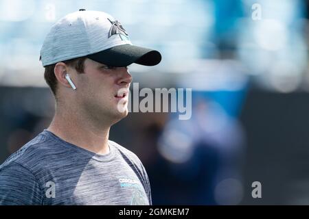 Charlotte, NC, Stati Uniti. 19 Settembre 2021. Carolina Panthers quarterback Sam Darnold (14) si riscalda prima della partita NFL al Bank of America Stadium di Charlotte, NC. (Scott Kinser/Cal Sport Media). Credit: csm/Alamy Live News Foto Stock