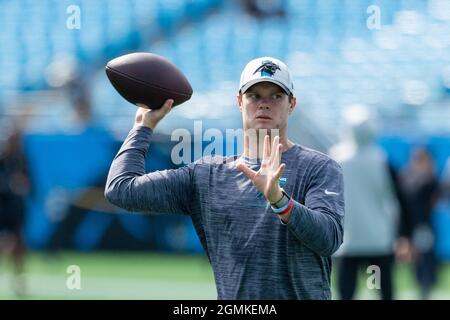 Charlotte, NC, Stati Uniti. 19 Settembre 2021. Carolina Panthers quarterback Sam Darnold (14) si riscalda prima della partita NFL al Bank of America Stadium di Charlotte, NC. (Scott Kinser/Cal Sport Media). Credit: csm/Alamy Live News Foto Stock