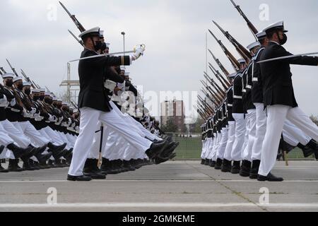 Santiago, Metropolitana, Cile. 19 Settembre 2021. Membri della Marina durante la tradizionale parata militare come parte delle celebrazioni della giornata dell'indipendenza il 19 settembre 2021 a Santiago, Cile. Quest'anno la parata militarista è stata celebrata con il 30% del personale presente in anni pre-pandemici. Circa 6,500 membri dell'esercito, della Marina, dell'Aeronautica, dei Carabineros e del PDI hanno parato. (Credit Image: © Matias Basualdo/ZUMA Press Wire) Foto Stock