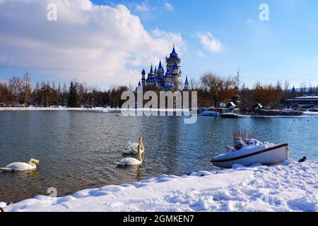 Blue retro Fata-racconto Castello a Lakeside in inverno sotto neve Eskisehir Turchia Foto Stock