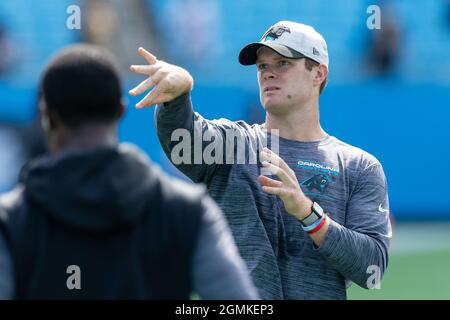 Charlotte, NC, Stati Uniti. 19 Settembre 2021. Carolina Panthers quarterback Sam Darnold (14) si riscalda prima della partita NFL al Bank of America Stadium di Charlotte, NC. (Scott Kinser/Cal Sport Media). Credit: csm/Alamy Live News Foto Stock