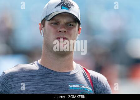 Charlotte, NC, Stati Uniti. 19 Settembre 2021. Carolina Panthers quarterback Sam Darnold (14) si riscalda prima della partita NFL al Bank of America Stadium di Charlotte, NC. (Scott Kinser/Cal Sport Media). Credit: csm/Alamy Live News Foto Stock