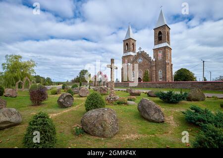 L'antica chiesa cattolica di San Giuseppe nel villaggio di Rubezhevichi, nella regione di Minsk, in Bielorussia. Foto Stock