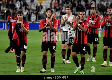 Torino, Italia. 19 Settembre 2021. I giocatori di Milano Brahim Diaz, Sandro tonali, Ismael Bennacer aggrappano il tifoso al termine della serie A 2021/2022 partite di calcio tra Juventus FC e AC Milano allo stadio Allianz di Torino, 19 settembre 2021. Foto Andrea Staccioli/Insidefoto Credit: Ininsidefoto srl/Alamy Live News Foto Stock