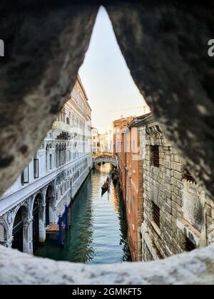 Vista dal ponte di avvistamento verso un canale tranquillo a Venezia. Foto Stock