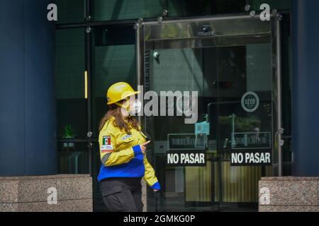 Città del Messico, Messico. 19 Settembre 2021. Un membro del Rotary Safety and Rescue Brigade si prepara per la National Earthquake Drill. Con uno scenario simulato di un terremoto di 7.2 gradi con un epicentro a Acatlán de Osorio, Puebla, è stata effettuata la seconda Drill Nazionale 2021, in commemorazione del trentaseiesimo anniversario del terremoto del 1985 e di quello del 2017. Credit: SOPA Images Limited/Alamy Live News Foto Stock