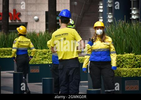 Città del Messico, Messico. 19 Settembre 2021. I membri della Brigata Rotary Safety and Rescue si preparano per la National Earthquake Drill. Con uno scenario simulato di un terremoto di 7.2 gradi con un epicentro a Acatlán de Osorio, Puebla, è stata effettuata la seconda Drill Nazionale 2021, in commemorazione del trentaseiesimo anniversario del terremoto del 1985 e di quello del 2017. Credit: SOPA Images Limited/Alamy Live News Foto Stock