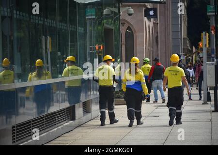 Città del Messico, Messico. 19 Settembre 2021. I membri della Brigata Rotary Safety and Rescue si preparano per la National Earthquake Drill. Con uno scenario simulato di un terremoto di 7.2 gradi con un epicentro a Acatlán de Osorio, Puebla, è stata effettuata la seconda Drill Nazionale 2021, in commemorazione del trentaseiesimo anniversario del terremoto del 1985 e di quello del 2017. Credit: SOPA Images Limited/Alamy Live News Foto Stock