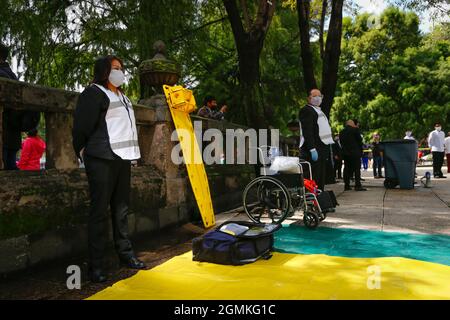 Città del Messico, Messico. 19 Settembre 2021. I paramedici partecipano al National Earthquake Drill. Con uno scenario simulato di un terremoto di 7.2 gradi con un epicentro a Acatlán de Osorio, Puebla, è stata effettuata la seconda Drill Nazionale 2021, in commemorazione del trentaseiesimo anniversario del terremoto del 1985 e di quello del 2017. Credit: SOPA Images Limited/Alamy Live News Foto Stock