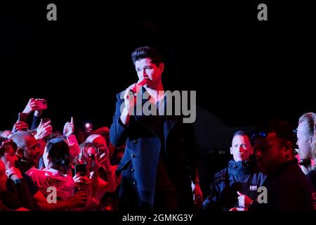 19 Settembre 2021 Danny o'Donoghue della band irlandese The script raggiungendo la folla e cantando in diretta sul palco, Newport, IOW Credit: Dawn Fletcher-Park/Alamy Live News Foto Stock