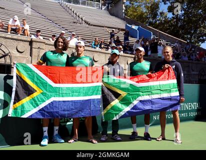 New York City, Stati Uniti. 19 Settembre 2021. Il South Africa Lloyd Harris, all'estrema sinistra, celebra la vittoria sul Venezuela nella prima partita del Gruppo II del Mondiale di Coppa Davis tra le due nazioni al West Side Tennis Club di Forest Hills New York. Da sinistra a destra ci sono: Harris, Ruan Roelofse, Montsi Siphosothando, Raven Klaasen e Philip Henning. Credit: Adam Stoltman/Alamy Live News Foto Stock