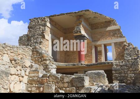 Il Palazzo Minoico di Cnosso sull'isola greca di Creta è un sito archeologico dell'età del bronzo a sud della città portuale di Heraklion. Foto Stock