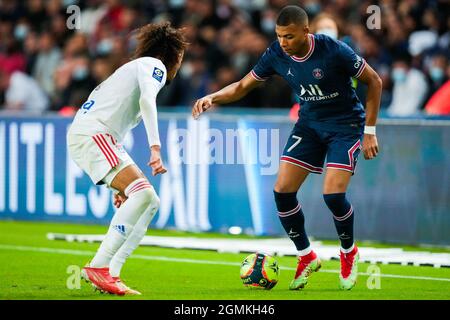 PARIJS, FRANCIA - SETTEMBRE 19: Malo gusto di Lione Olympique e Kylian Mbappe di Parigi Saint-Germain durante la partita Ligue 1 tra Parigi Saint-Germain e Lione Olympique al Parc des Princes il 19 Settembre 2021 a Parijs, Francia (Foto di Geert van Erven/Orange Pictures) credito: Orange Pics BV/Alamy Live News Foto Stock