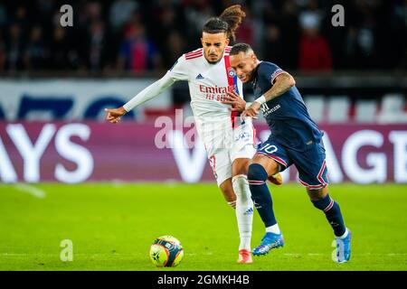 PARIJS, FRANCIA - SETTEMBRE 19: Malo gusto di Lione Olympique e Neymar di Parigi Saint-Germain durante la partita Ligue 1 tra Parigi Saint-Germain e Lione Olympique al Parc des Princes il 19 Settembre 2021 a Parijs, Francia (Foto di Geert van Erven/Orange Pictures) credito: Orange Pics BV/Alamy Live News Foto Stock