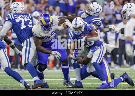 Indianapolis, Indiana, Stati Uniti. 19 Settembre 2021. Indianapolis Colts in esecuzione Jonathan Taylor (28) porta la palla nel gioco tra i Los Angeles Rams e gli Indianapolis Colts al Lucas Oil Stadium, Indianapolis, Indiana. (Credit Image: © Scott Stuart/ZUMA Press Wire) Credit: ZUMA Press, Inc./Alamy Live News Foto Stock