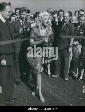 30 settembre 1959 - Londra, Inghilterra, Regno Unito - JAYNE MANSFIELD esegue la cerimonia di apertura del nuovo volo di £1,000,000 a Chiswick. Fu il più grande cavalcavia della Gran Bretagna e il primo incrocio autostradale a due livelli costruito nell'area metropolitana sin dalla guerra. Mansfield tiene le forbici mentre taglia il nastro, segnando l'apertura del nuovo flyover a Chiswick oggi. (Credit Image: © Keystone Press Agency/ZUMA Wire) Foto Stock