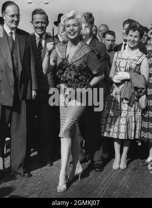 30 settembre 1959 - Londra, Inghilterra, Regno Unito - JAYNE MANSFIELD esegue la cerimonia di apertura del nuovo volo di £1,000,000 a Chiswick. Fu il più grande cavalcavia della Gran Bretagna e il primo incrocio autostradale a due livelli costruito nell'area metropolitana sin dalla guerra. Mansfield tiene le forbici mentre taglia il nastro, segnando l'apertura del nuovo flyover a Chiswick oggi. (Credit Image: © Keystone Press Agency/ZUMA Wire) Foto Stock