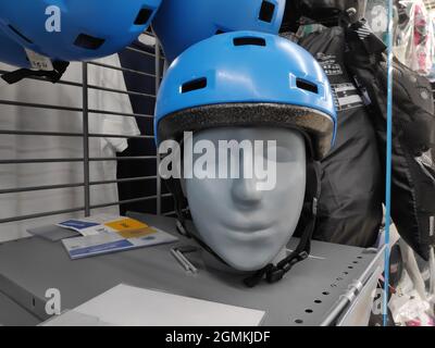 New Delhi, India - 21 febbraio 2020: Casco da bicicletta indossato da manichino al negozio di decathlon Foto Stock