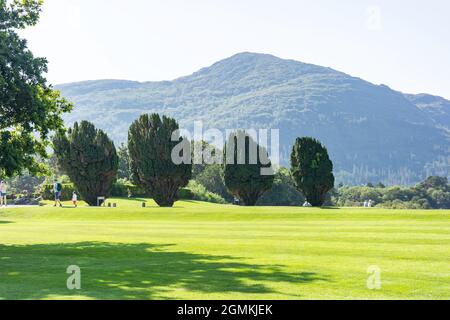 Giardini sul lago al 19 ° secolo Muckross House, il Parco Nazionale, Killarney (Cill Airne), County Kerry, Repubblica d'Irlanda Foto Stock