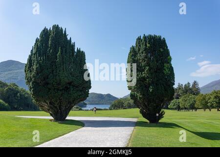 Giardini sul lago al 19 ° secolo Muckross House, Killarney (Cill Airne), County Kerry, Repubblica d'Irlanda Foto Stock