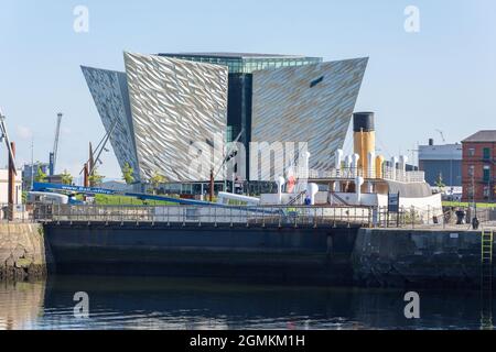 Titanic Belfast Museum e SS Nomadic da Belfast Harbour Marina, Corporation Square, City of Belfast, Northern Ireland, Regno Unito Foto Stock