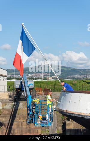 Operai che dipingono la poppa della nave tender SS Nomadic, Hamilton Dock, Titanic Quarter, City of Belfast, Northern Ireland, Regno Unito Foto Stock