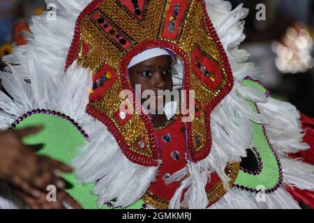 I bambini che prendono parte a Junkanoo nelle Bahamas, Una sfilata culturale di strada dove si vestono in costumi e ballano alla musica Foto Stock