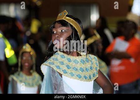 I bambini che prendono parte a Junkanoo nelle Bahamas, Una sfilata culturale di strada dove si vestono in costumi e ballano alla musica Foto Stock