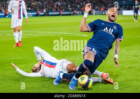 PARIJS, FRANCIA - SETTEMBRE 19: Malo gusto di Lione Olympique e Neymar di Parigi Saint-Germain durante la partita Ligue 1 tra Parigi Saint-Germain e Lione Olympique al Parc des Princes il 19 Settembre 2021 a Parijs, Francia (Foto di Geert van Erven/Orange Pictures) credito: Orange Pics BV/Alamy Live News Foto Stock