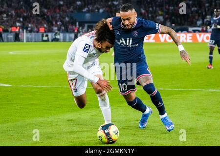 PARIJS, FRANCIA - SETTEMBRE 19: Malo gusto di Lione Olympique e Neymar di Parigi Saint-Germain durante la partita Ligue 1 tra Parigi Saint-Germain e Lione Olympique al Parc des Princes il 19 Settembre 2021 a Parijs, Francia (Foto di Geert van Erven/Orange Pictures) credito: Orange Pics BV/Alamy Live News Foto Stock