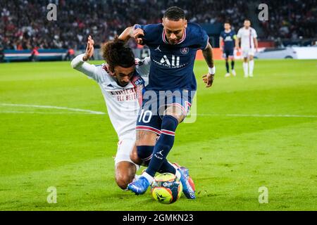 PARIJS, FRANCIA - SETTEMBRE 19: Malo gusto di Lione Olympique e Neymar di Parigi Saint-Germain durante la partita Ligue 1 tra Parigi Saint-Germain e Lione Olympique al Parc des Princes il 19 Settembre 2021 a Parijs, Francia (Foto di Geert van Erven/Orange Pictures) credito: Orange Pics BV/Alamy Live News Foto Stock