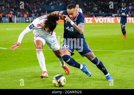 PARIJS, FRANCIA - SETTEMBRE 19: Malo gusto di Lione Olympique e Neymar di Parigi Saint-Germain durante la partita Ligue 1 tra Parigi Saint-Germain e Lione Olympique al Parc des Princes il 19 Settembre 2021 a Parijs, Francia (Foto di Geert van Erven/Orange Pictures) credito: Orange Pics BV/Alamy Live News Foto Stock