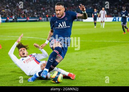 PARIJS, FRANCIA - SETTEMBRE 19: Malo gusto di Lione Olympique e Neymar di Parigi Saint-Germain durante la partita Ligue 1 tra Parigi Saint-Germain e Lione Olympique al Parc des Princes il 19 Settembre 2021 a Parijs, Francia (Foto di Geert van Erven/Orange Pictures) credito: Orange Pics BV/Alamy Live News Foto Stock