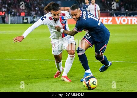 PARIJS, FRANCIA - SETTEMBRE 19: Malo gusto di Lione Olympique e Neymar di Parigi Saint-Germain durante la partita Ligue 1 tra Parigi Saint-Germain e Lione Olympique al Parc des Princes il 19 Settembre 2021 a Parijs, Francia (Foto di Geert van Erven/Orange Pictures) credito: Orange Pics BV/Alamy Live News Foto Stock