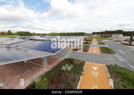 Il nuovo Stourton Park and Ride a Leeds, West Yorkshire, che vanta di essere il primo P&R completamente alimentato a energia solare nel Regno Unito Foto Stock