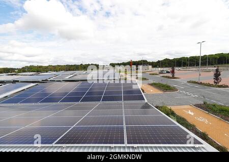 Il nuovo Stourton Park and Ride a Leeds, West Yorkshire, che vanta di essere il primo P&R completamente alimentato a energia solare nel Regno Unito Foto Stock