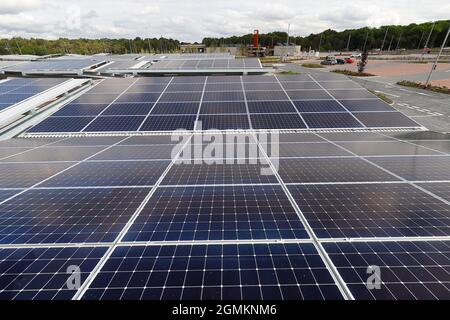 Il nuovo Stourton Park and Ride a Leeds, West Yorkshire, che vanta di essere il primo P&R completamente alimentato a energia solare nel Regno Unito Foto Stock