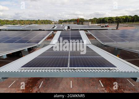 Il nuovo Stourton Park and Ride a Leeds, West Yorkshire, che vanta di essere il primo P&R completamente alimentato a energia solare nel Regno Unito Foto Stock