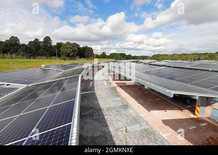 Il nuovo Stourton Park and Ride a Leeds, West Yorkshire, che vanta di essere il primo P&R completamente alimentato a energia solare nel Regno Unito Foto Stock