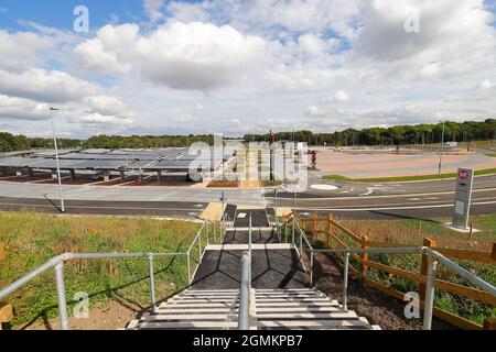 Il nuovo Stourton Park and Ride a Leeds, West Yorkshire, che vanta di essere il primo P&R completamente alimentato a energia solare nel Regno Unito Foto Stock