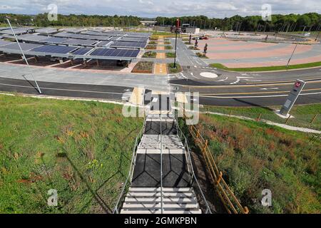 Il nuovo Stourton Park and Ride a Leeds, West Yorkshire, che vanta di essere il primo P&R completamente alimentato a energia solare nel Regno Unito Foto Stock