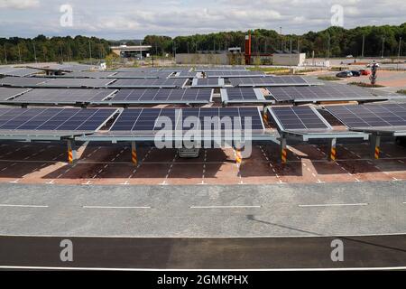 Il nuovo Stourton Park and Ride a Leeds, West Yorkshire, che vanta di essere il primo P&R completamente alimentato a energia solare nel Regno Unito Foto Stock