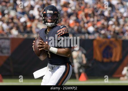 Chicago, Stati Uniti. 19 Settembre 2021. Chicago Bears quarterback Justin Fields (1) cerca un ricevitore aperto contro i Cincinnati Bengals durante il terzo trimestre al Soldier Field di Chicago domenica 19 settembre 2021. Gli orsi vincono il 20-17. Foto di Mark Black/UPI Credit: UPI/Alamy Live News Foto Stock