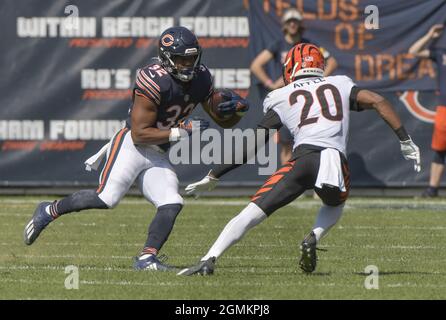 Chicago, Stati Uniti. 19 Settembre 2021. Chicago Bears running back David Montgomery (32) porta la palla contro i Cincinnati Bengals durante il terzo trimestre al Soldier Field di Chicago domenica 19 settembre 2021. Gli orsi vincono il 20-17. Foto di Mark Black/UPI Credit: UPI/Alamy Live News Foto Stock